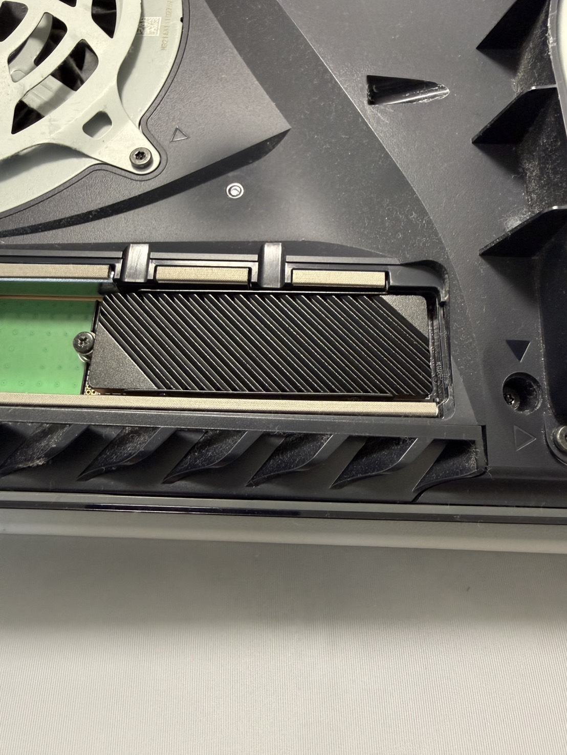 PS5にHanye HE70を取り付けた状態