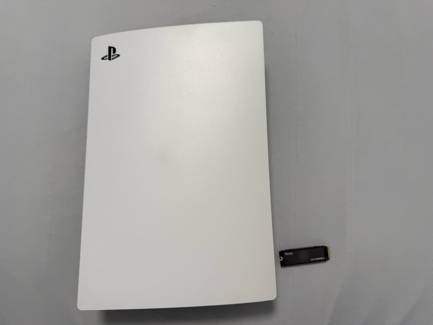 PS5本体とHanye HE70 1TB